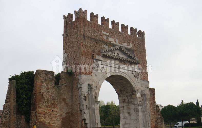 Lato Arco d' Augusto.JPG