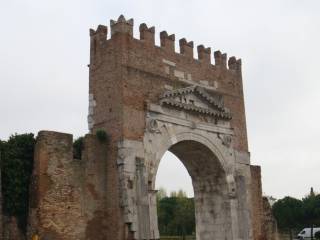 Lato Arco d' Augusto.JPG