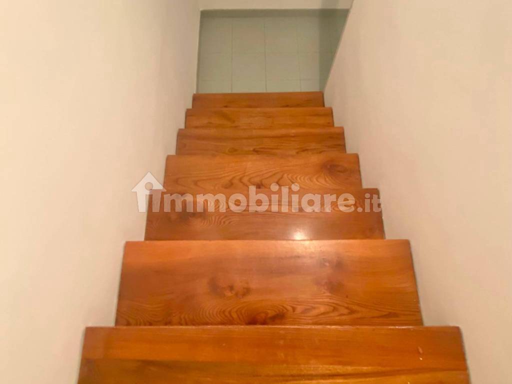 DETTAGLI SCALA IN ROVERE ACCESSO PIANO SOPPALCO