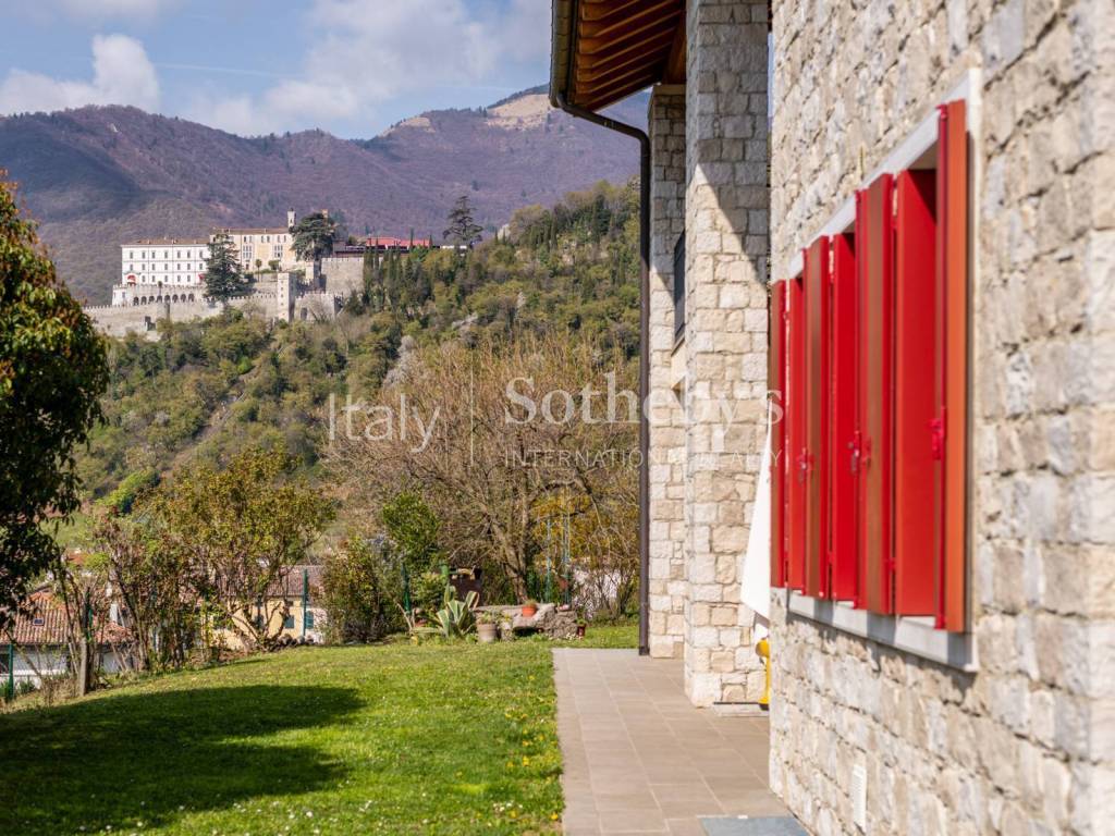 Vista esterna della proprietà con porzione di giardino