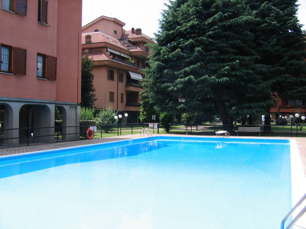 facciata con piscina