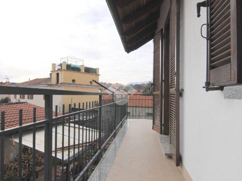 balcone angolare accessibile dalle 2 camere del primo piano