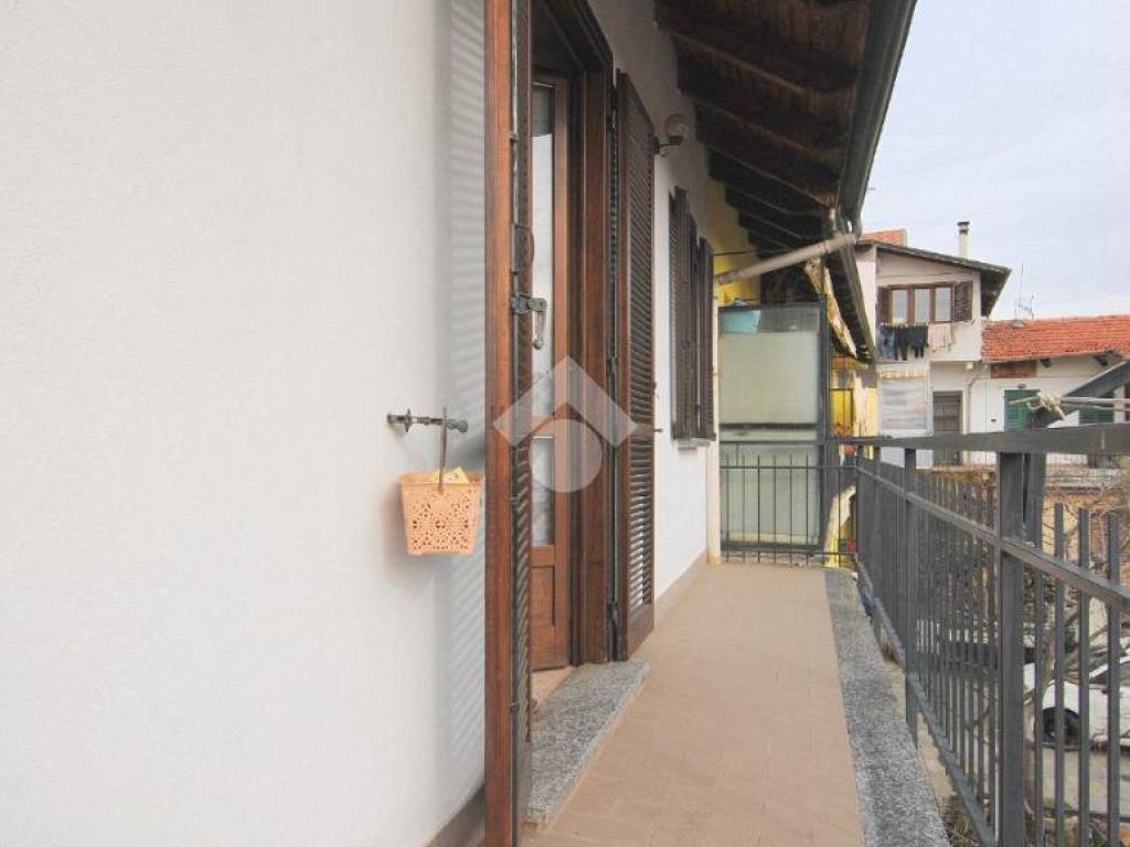 balcone angolare accessibile dalle 2 camere del primo piano