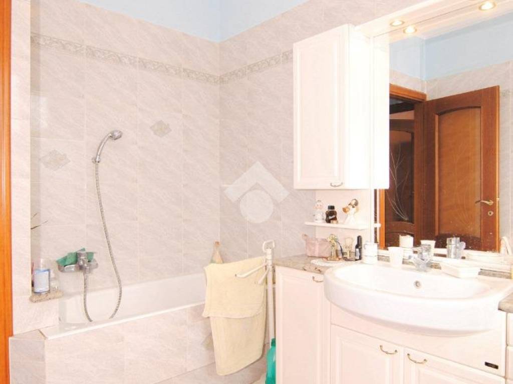 bagno finestrato con vasca del primo piano