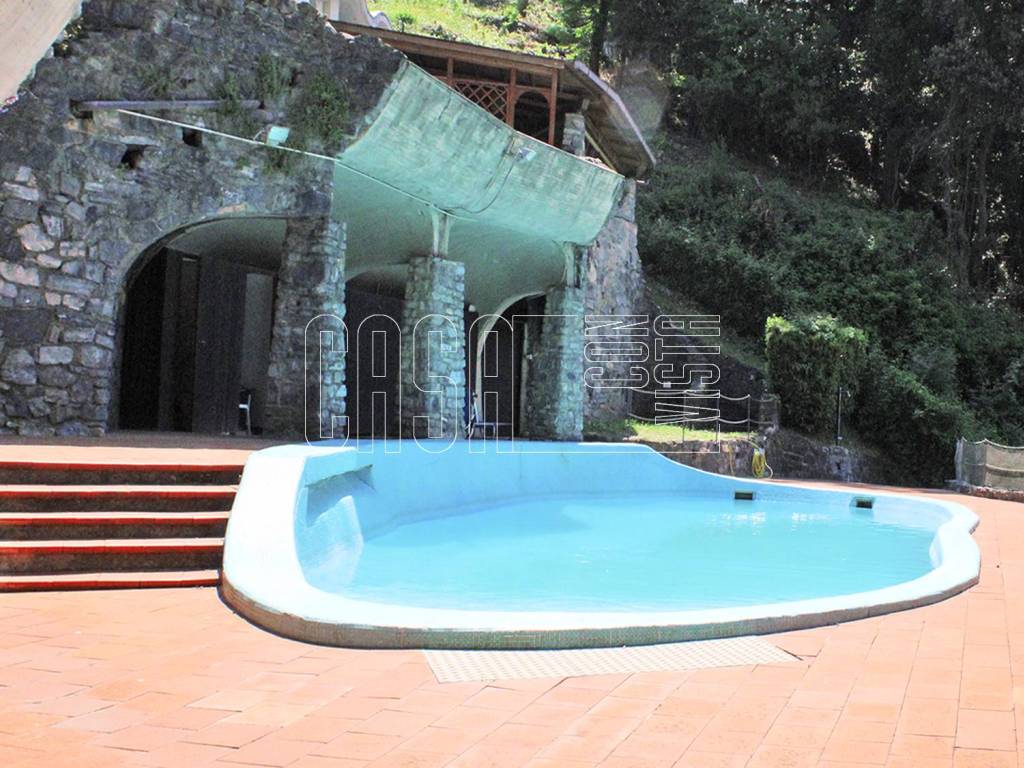 Piscina con solarium