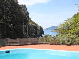 Piscina con solarium