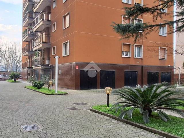 STABILE CON CORTILE CONDOMINIALE