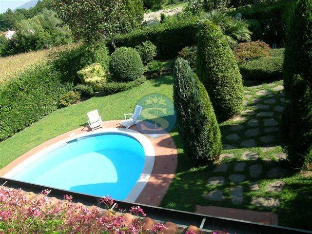 piscina e giardino