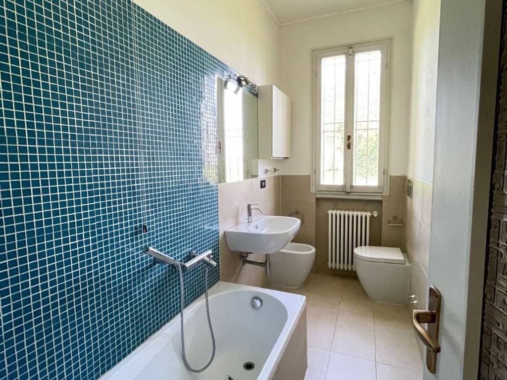 2 bagno finestrato con vasca