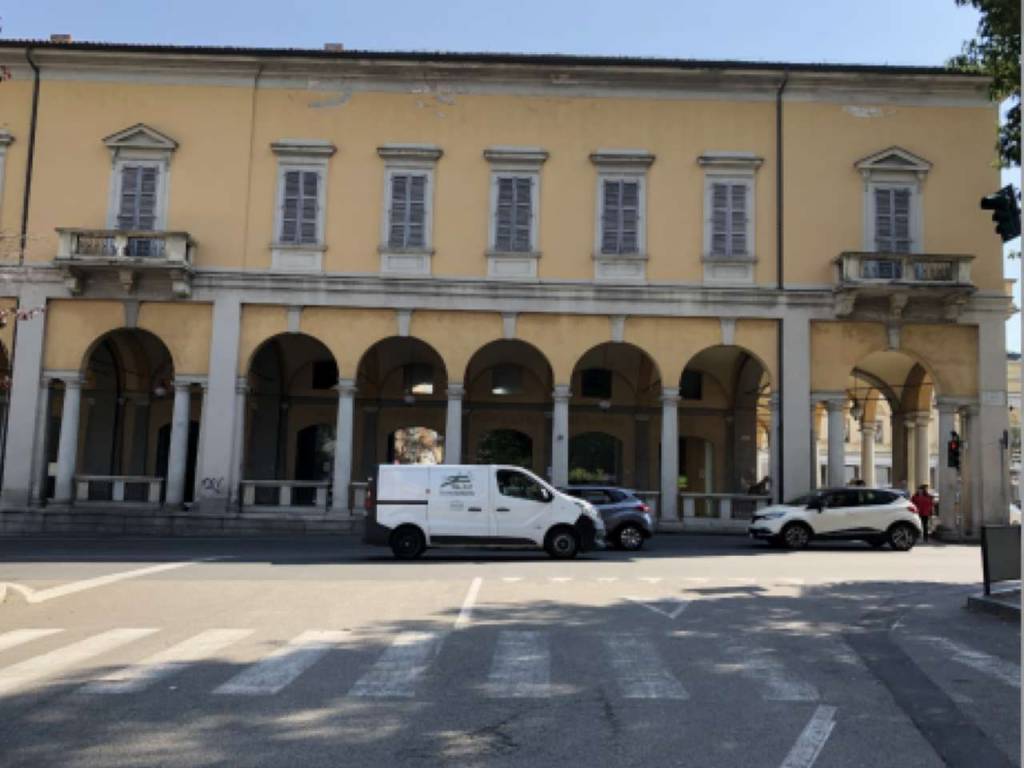 Locale commerciale piazza martiri della libertà  6/7, centro storico, novara