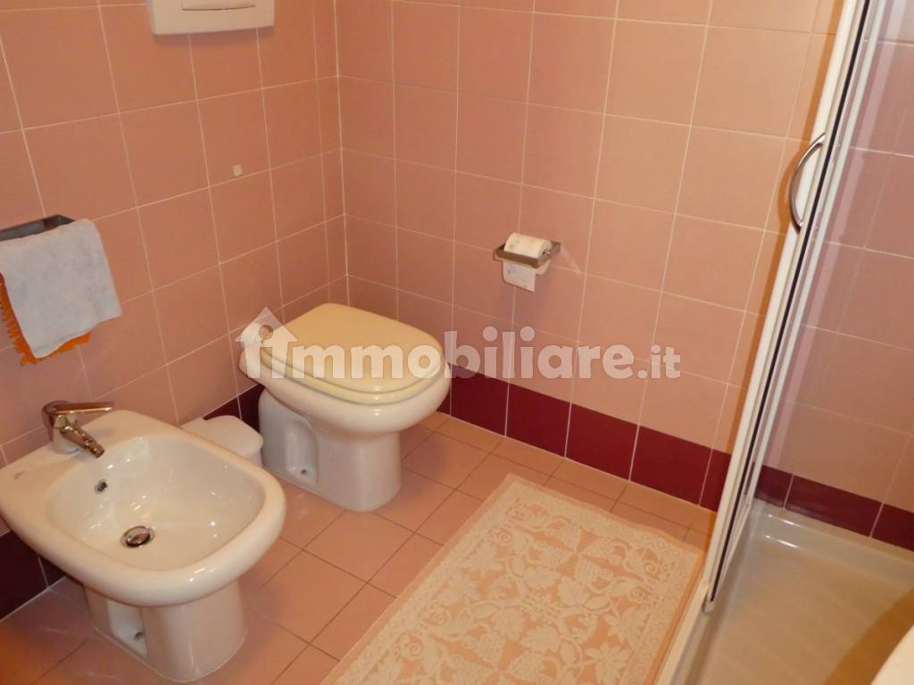 bagno con attacchi lavatrice