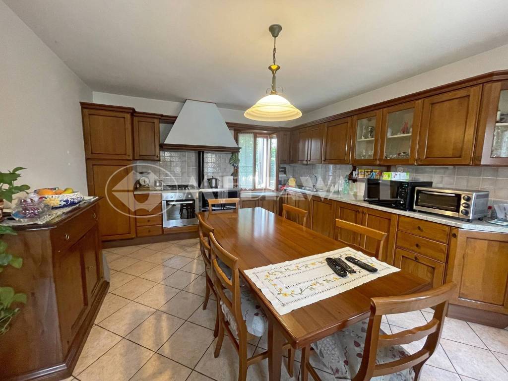 Villa bifamiliare 229 m², centro, cordenons