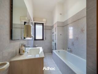 Bagno finestrato con doccia