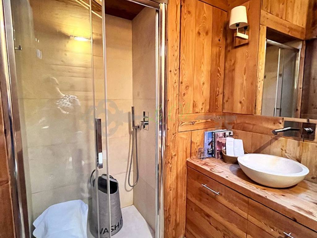 VENDITA COURMAYEUR - BAGNO CON BOX DOCCIA