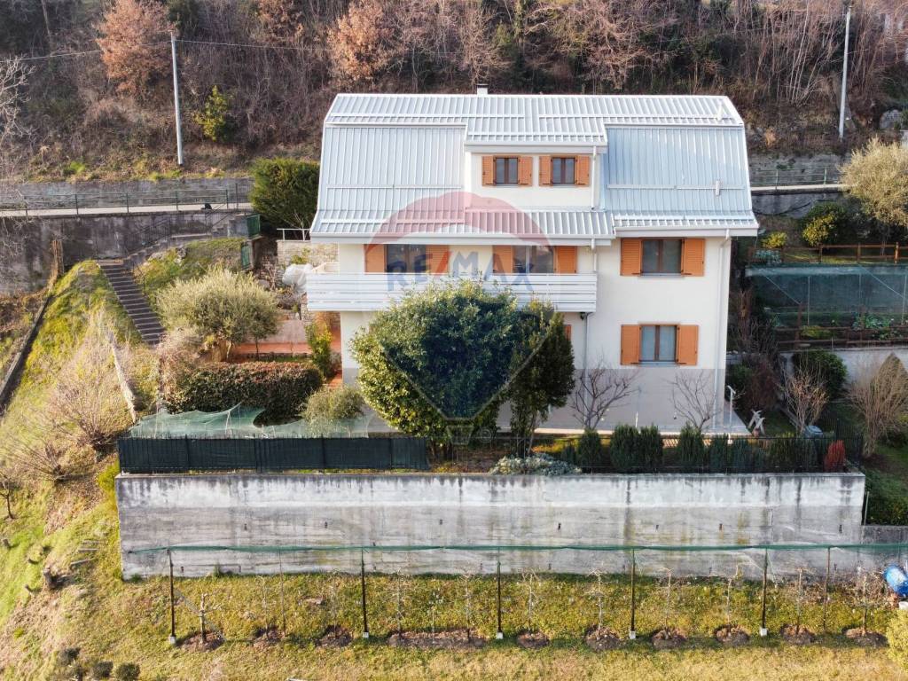 Villa unifamiliare, ottimo stato, 380 m², centro, costa volpino