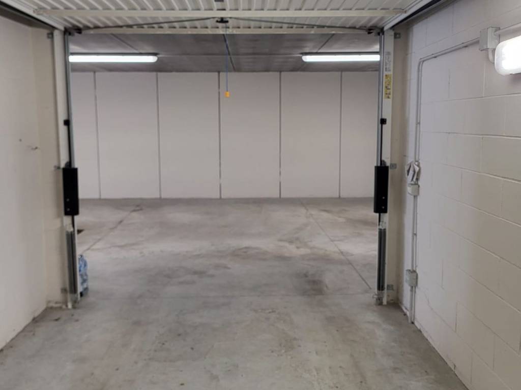 Garage - box via enrico morselli 20, piazzale milano - stazione, piacenza
