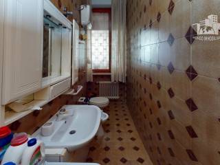 via catalani 9 bathroom 1