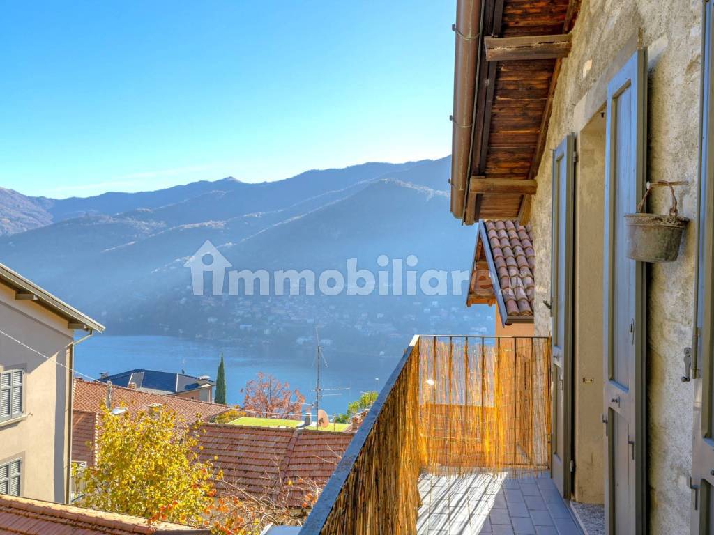 Antica casa di borgo con vista lago e giardino