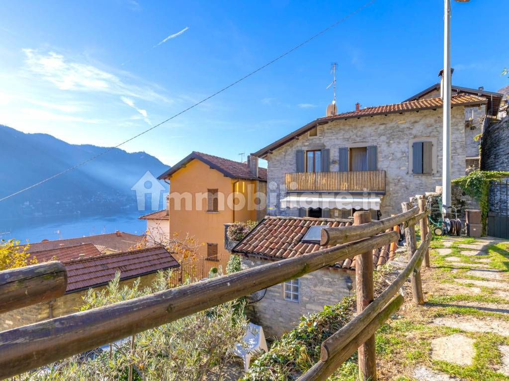 Porzione di casa di borgo con vista lago