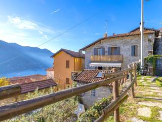 Porzione di casa di borgo con vista lago