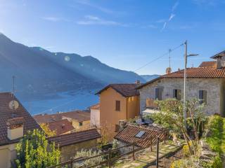 Porzione di casa di borgo con giardino