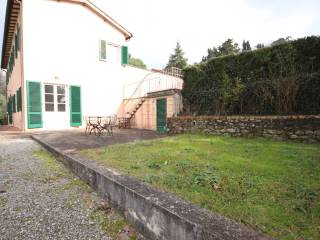Casa colinca + fienile, colline di Capannori (50).