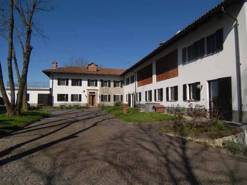 Cascina, ottimo stato, 667 m², centro storico, neive