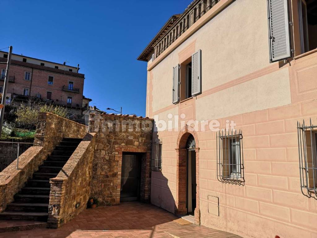 Porta d'ingresso con scalinata esterna accesso al 