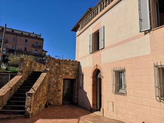 Porta d'ingresso con scalinata esterna accesso al 