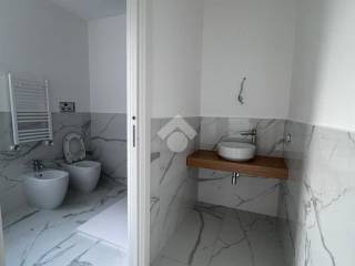 Bagno con antibagno al piano inferiore