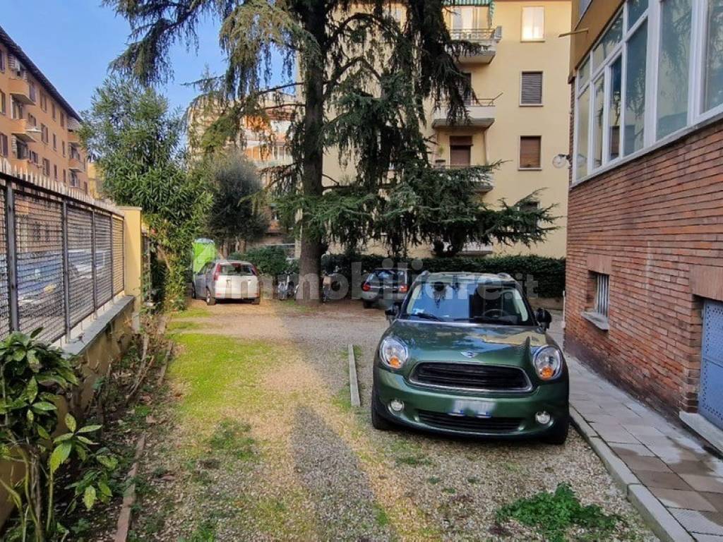 Area cortiliva condominiale, posti auto