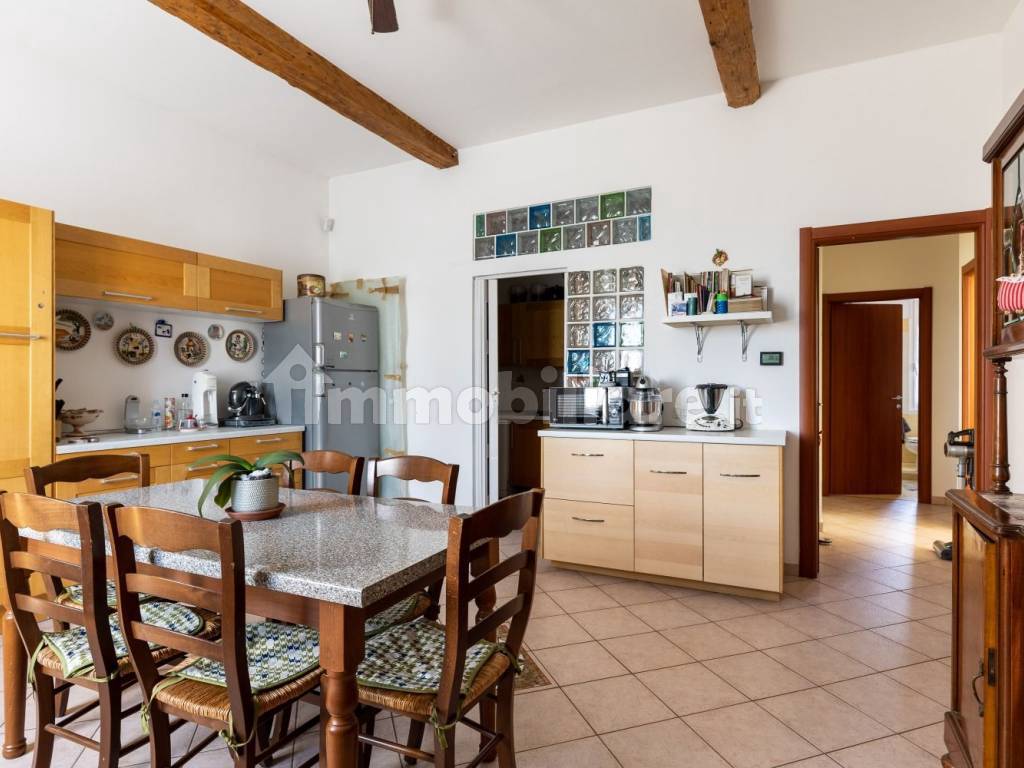 sala con cucina a vista