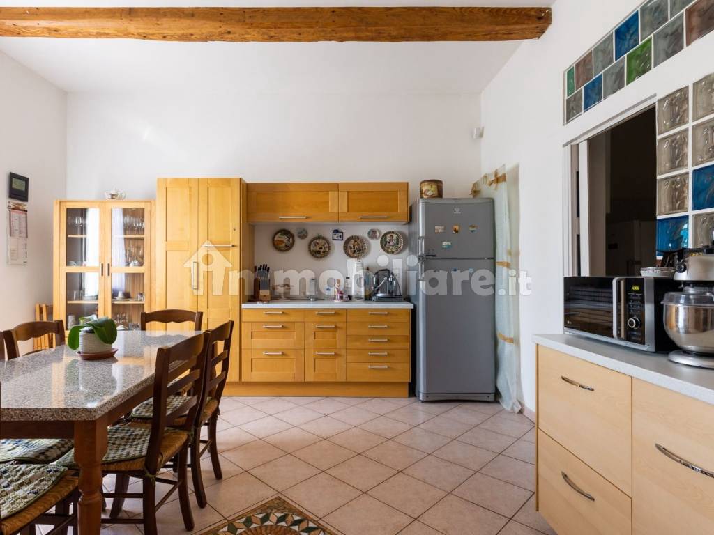 sala con cucina a vista