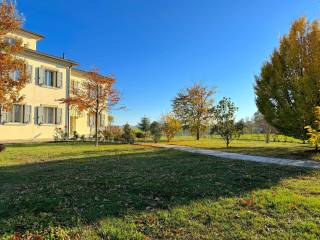 Facciata esterna e giardino