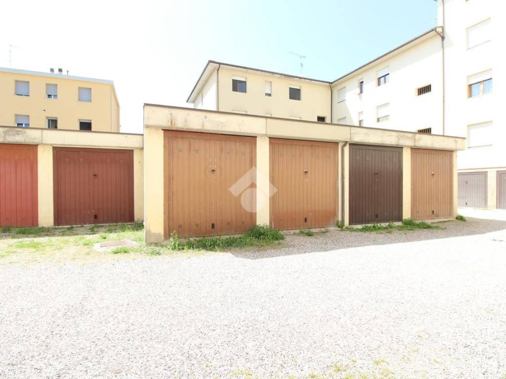 Garage - box via guido cantelli 15, san vincenzo, galliera