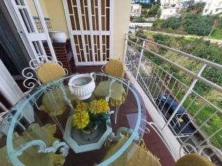 tavolo sul balcone terrazzato