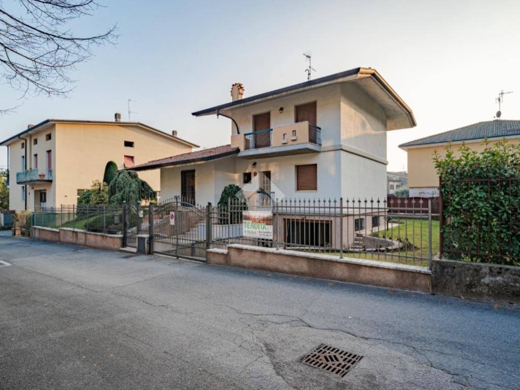 Villa unifamiliare via De Amicis 18, Centro, Botticino