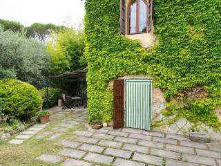 vendesi villa anni 70 con giardino privato capanno