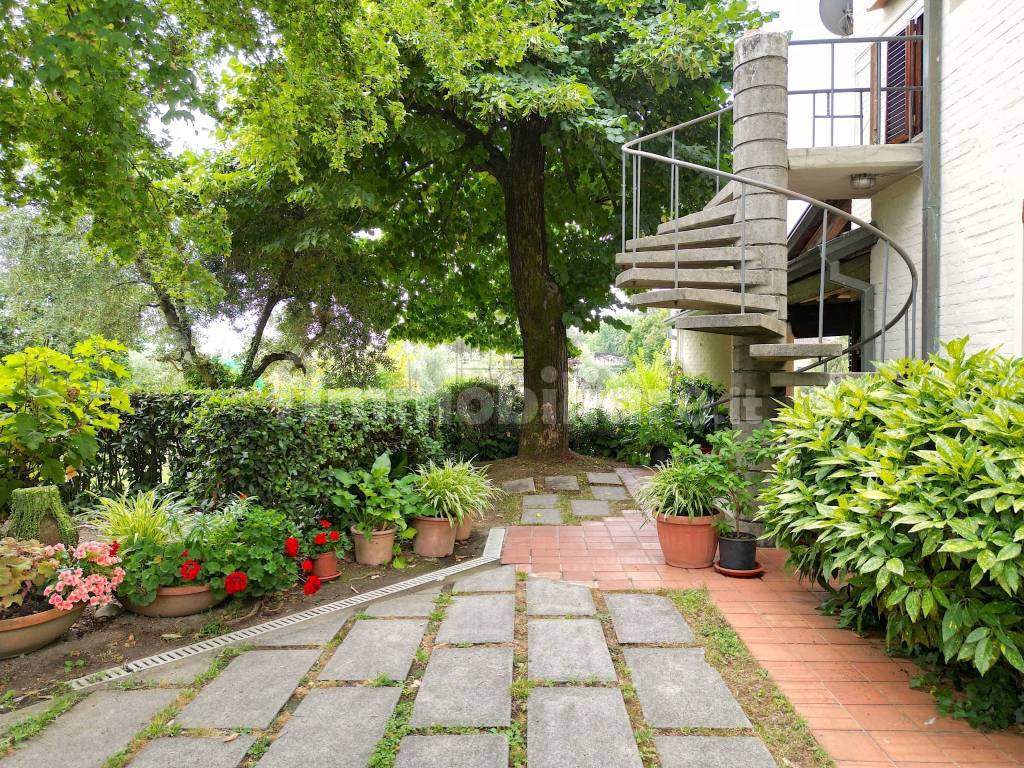 vendesi villa anni 70 con giardino privato capanno