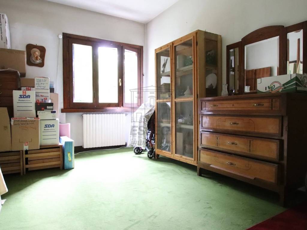 vendesi villa anni 70 con giardino privato capanno