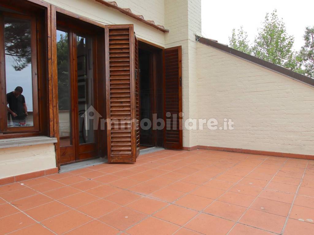 vendesi villa anni 70 con giardino privato capanno