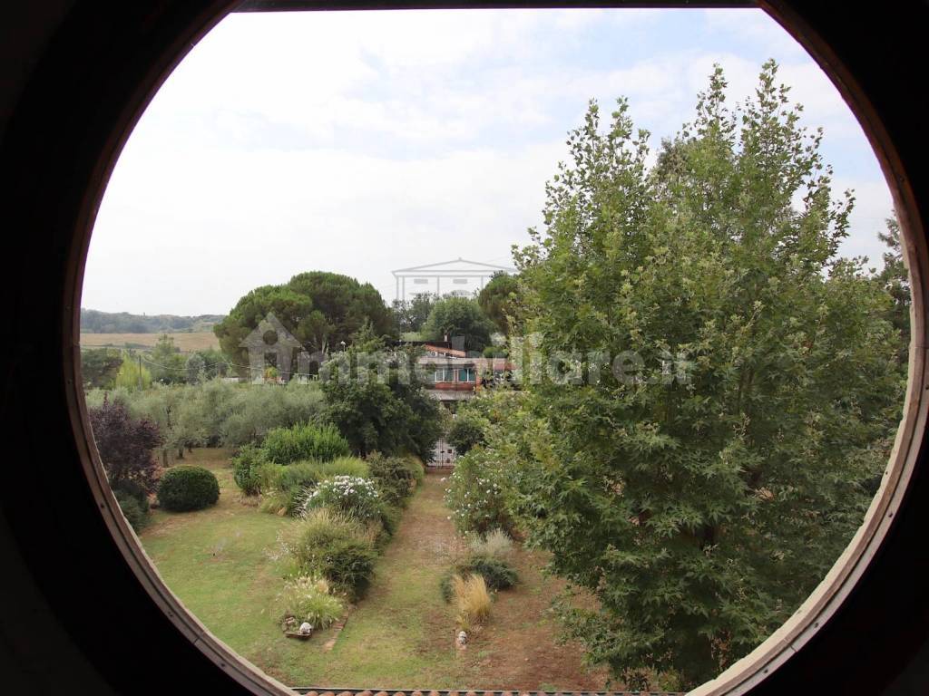 vendesi villa anni 70 con giardino privato capanno