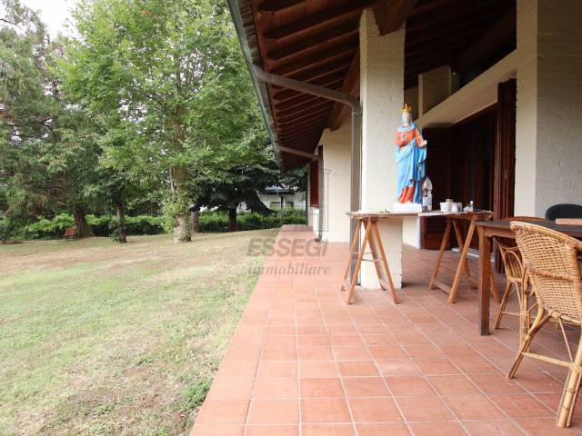 vendesi villa anni 70 con giardino privato capanno