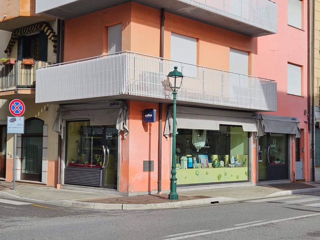Attività commerciale via alessandro manzoni 7, centro, grado
