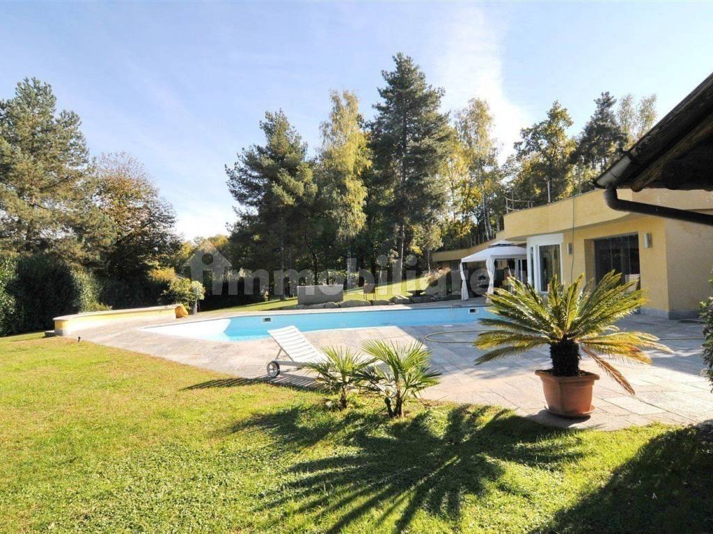 Magnifica villa in vendita ad Agrate Conturbia - villa con piscina