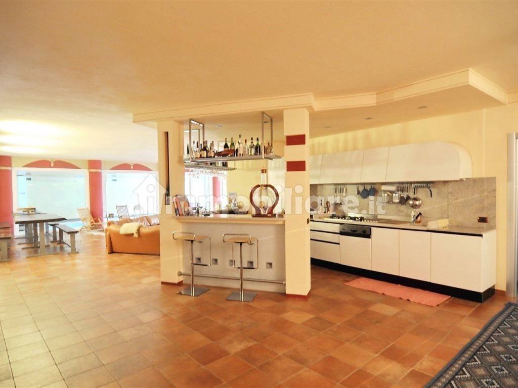 Magnifica villa in vendita ad Agrate Conturbia - cucina