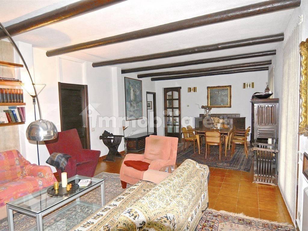 Magnifica villa in vendita ad Agrate Conturbia - soggiorno