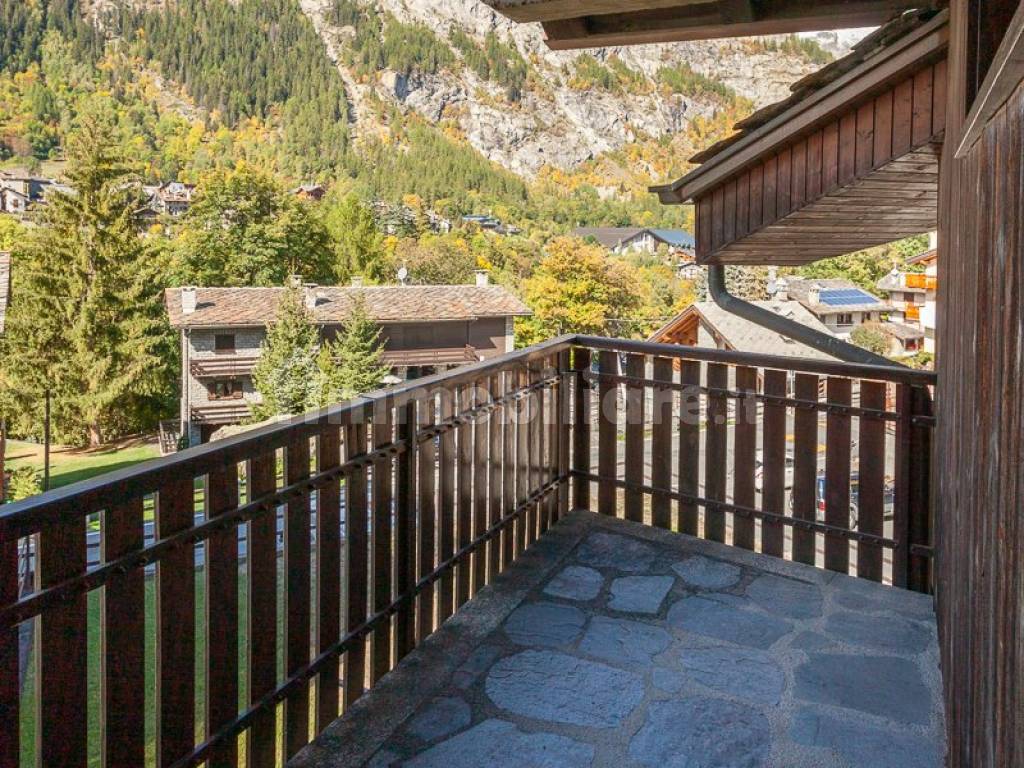 Courmayeur trilocale con terrazzo