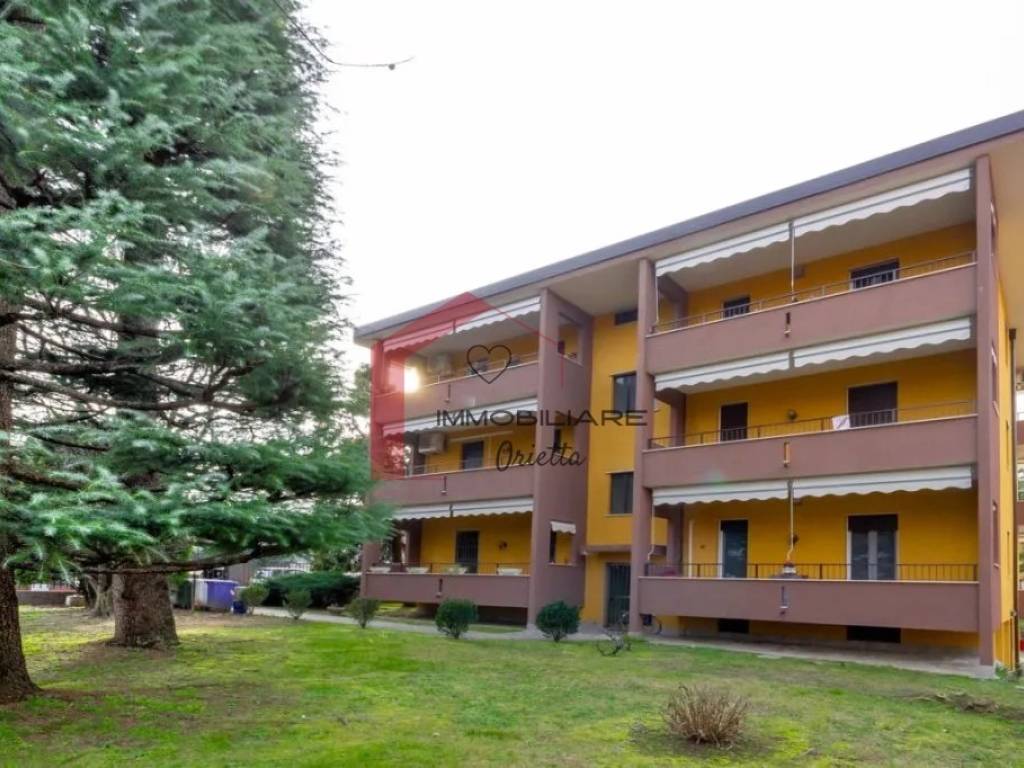 Rent Apartment Corbetta. 3room flat in via Alfonso La Marmora 4. Good condition, mezzanine