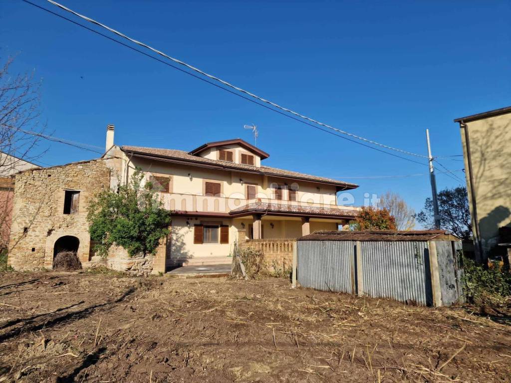 terreno adiacente per piscina